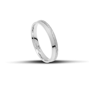 Λευκόχρυσες βέρες γάμου με διαγώνιο χάραγμα και φινίρισμα αμμοβολής–σφυρήλατο–λουστρέ, πλάτους 3.5mm.